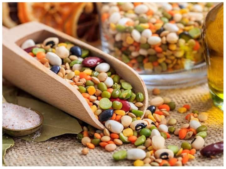 Which Pulses Cause Gas: सेहतमंद रहना है तो दाल खानी चाहिए. दाल में भरपूर प्रोटीन, मिनरल्स, विटामिन पाए जाते हैं. हालांकि कुछ लोगों को दाल खाने के बाद गैस बनती है. इसीलिए दाल दिन में ही खानी चाहिए.