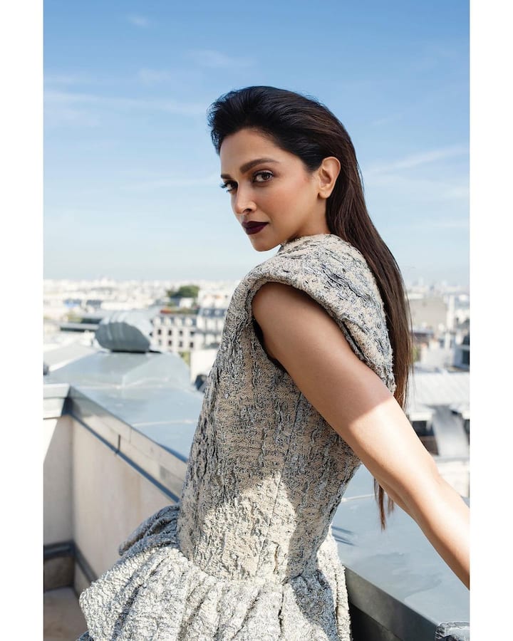 रणवीर सिंहनं दीपिकाच्या फोटोला '🥵' अशी कमेंट केली.  (Deepika Padukone/IG)