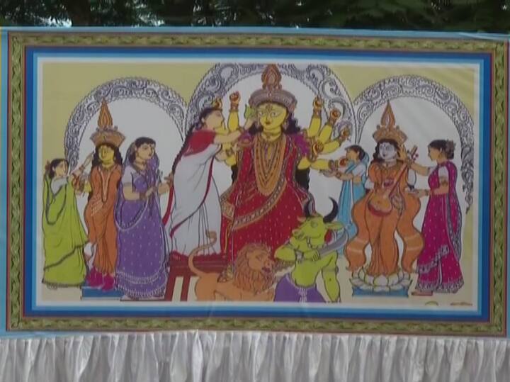 থাকছে বড় LED স্ক্রিন। মুখ্যমন্ত্রীর বসার মঞ্চটি মন্দিরের আদলে তৈরি করা হয়েছে। এবার কার্নিভালে বিদেশি অতিথিরা উপস্থিত থাকবেন, তাই রেড রোড চত্বরে কড়া নিরাপত্তা।