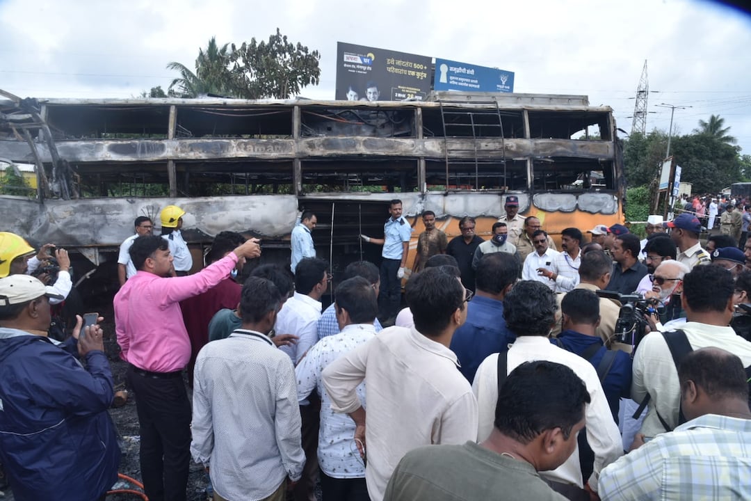 Maharashtra news nashik news nashik bus fire Twelve passengers die in Nashik bus accident Nashik Bus Fire : नाशिक बस अपघातातील मृतांच्या संख्येत वाढ, संख्या बारावर, मदतकार्य सुरूच 