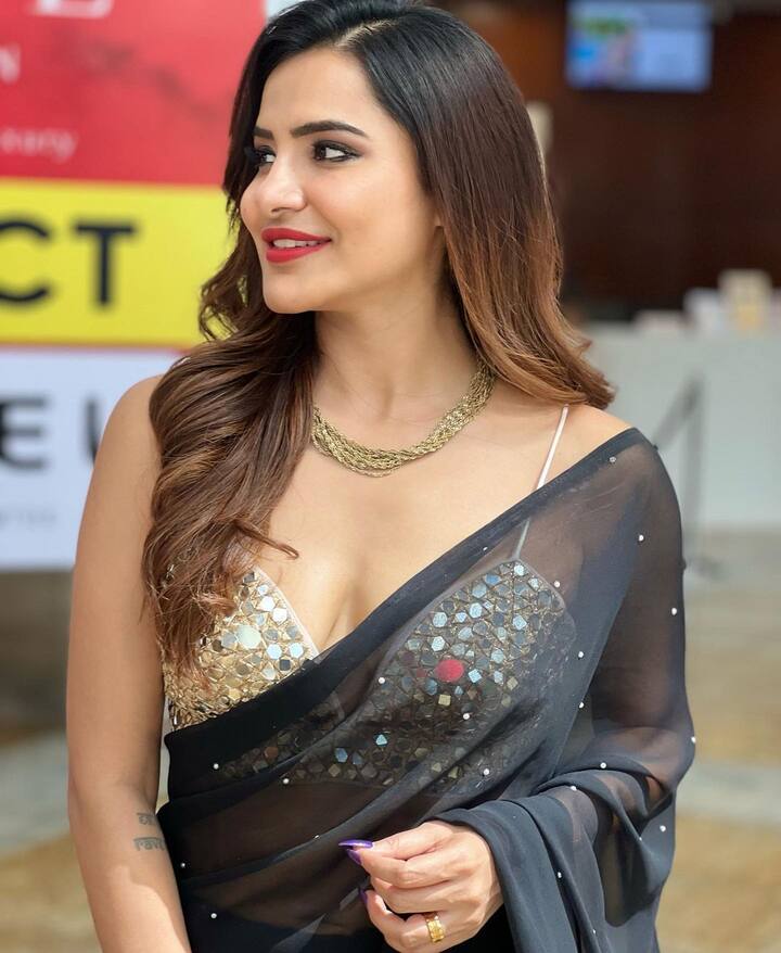 సోషల్ మీడియాలో ఫుల్ యాక్టివ్ గా ఉంటోంది. Image Credit@ Ashu Reddy/ Instagram