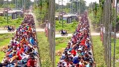 ਟਰੇਨ ਦੀ ਛੱਤ 'ਤੇ ਬੈਠ ਕੇ ਕਰ ਰਹੇ ਸਨ ਖਤਰਨਾਕ ਸਫਰ, ਸਭ ਦੀ ਨਜ਼ਰ ਇਕੱਲੇ ਬੈਠੇ ਚਾਚੇ 'ਤੇ ਟਿਕੀ