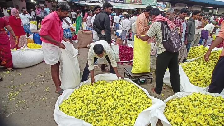 ஆடித் திருவிழா: தேனி, திண்டுக்கல் மாவட்டங்களில் பூக்கள் விலை அதிகரிப்பு