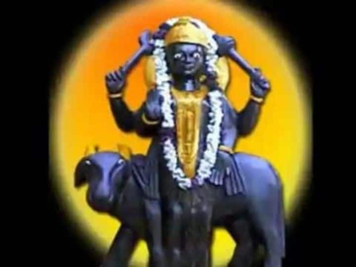 शनि ग्रह अडीच वर्षात राशी बदल करणार असून सध्या शनि मकर राशीत वक्री अवस्थेत आहे.