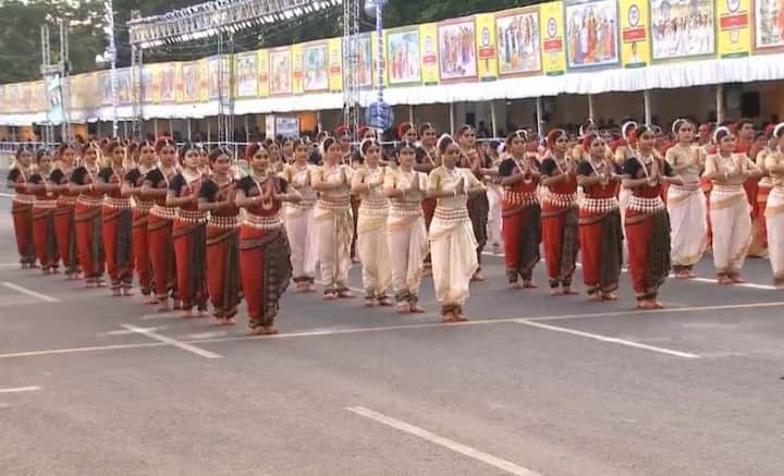 এ বছর রেড রোডে রয়েছে পুলিশ কন্ট্রোল টাওয়ার। কার্নিভালে এবার অংশ নিয়েছেন ডোনা গঙ্গোপাধ্যায়ের নাচের স্কুল দীক্ষামঞ্জরীর ছাত্রীরা।  কার্নিভালে থাকছে সৌরভের পাড়ার ক্লাব বড়িশা প্লেয়ার্স কর্নারের প্রতিমাও।