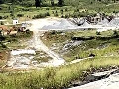 Chhattisgarh: जशपुर में पत्थर खदान में ब्लास्ट से सहमे ग्रामीण, स्कूल में आई दरार, देखें तस्वीरें