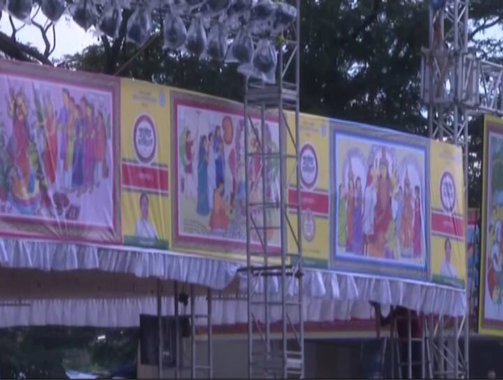 বাংলার দুর্গাপুজো ইউনেস্কোর হেরিটেজ তকমা পাওয়ার পর এটাই প্রথম পুজো কার্নিভাল। তাই আয়োজনও আগের বছরগুলোর থেকে কিছুটা আলাদা।