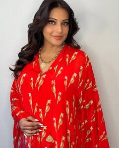 Bipasha Basu Pics: રેડ કફ્તાન ડ્રેસ પહેરી પ્રેગ્નેંસીમાં ગ્લો કરતી બિપાશા બાસુ, ડ્રેસની કિંમત જાણીને ચોંકી જશો...