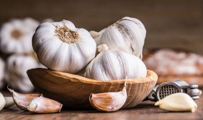 garlic is considered very beneficial in high blood pressure its works on heart cholesterol High Blood Pressure : हाय ब्लड प्रेशरवर लसूण रामबाण उपाय, हे फायदे तुम्हांला माहित आहेत?