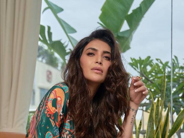 करिश्मा तन्नानेही तिच्या या लूकचे अनेक फोटो इंस्टाग्रामवर शेअर केले आहेत. ज्यामध्ये अभिनेत्री सुंदर दिसत आहे.(फोटो सौजन्य:karishmaktanna/इन्टाग्राम)