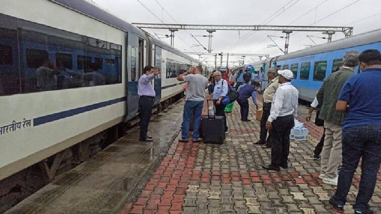 Technical glitch in Vande Bharat passengers were dispatched by Shatabdi train ਵੰਦੇ ਭਾਰਤ 'ਚ ਤਕਨੀਕੀ ਖਰਾਬੀ, ਸ਼ਤਾਬਦੀ ਟਰੇਨ ਰਾਹੀਂ ਯਾਤਰੀਆਂ ਨੂੰ ਰਵਾਨਾ ਕੀਤਾ ਗਿਆ