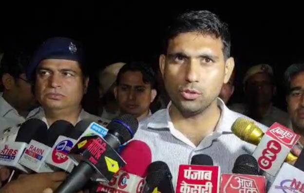 Gurugram News: बारिश से बड़ा हादसा! पानी भरे गड्ढे में तैरते दिखे बच्चों के कपड़े, तलाशी में 6 शव बरामद Big accident due to rain in Gurugram Children clothes were seen floating in water filled pit 6 dead bodies found Gurugram News: बारिश से बड़ा हादसा! पानी भरे गड्ढे में तैरते दिखे बच्चों के कपड़े, तलाशी में 6 शव बरामद