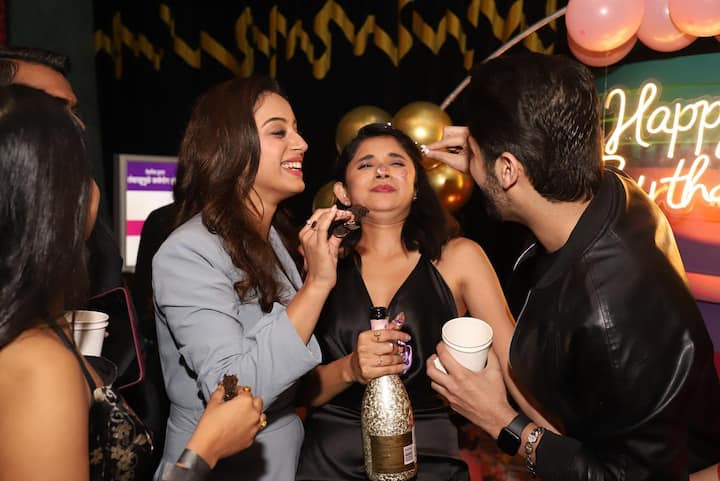 कनिका मान के बर्थडे बैश में रश्मि देसाई (Rashami Desai), राहुल वैद्य और सरगुन कौर लूथरा (Sargun Kaur Luthra) समेत कई स्टार्स ने शिरकत की.