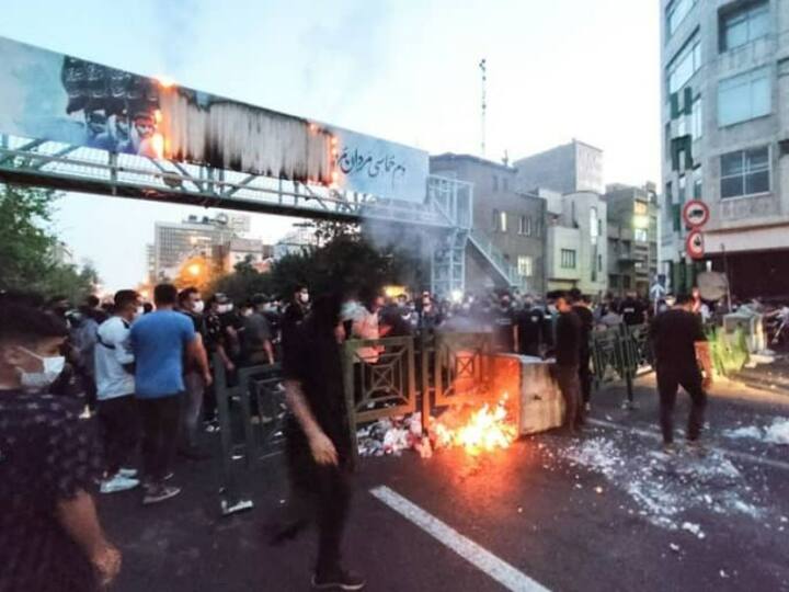 Iran The streets of Iran became a battleground firing on people protesting against hijab angry people arson Iran: ईरान में प्रदर्शन कर रहे निहत्थे लोगों पर पुलिस ने की फायरिंग, सड़कों पर हुई जमकर आगजनी और तोड़फोड़