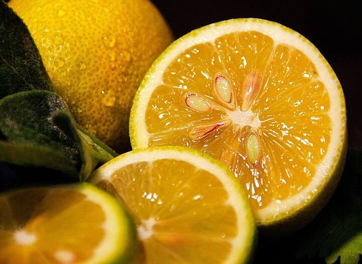 Sweet Lemon Benefits : मोसंबीमध्ये व्हिटॅमिन सी भरपूर प्रमाणात असल्याने त्वचा, केस, डोळे यासाठी ते अधिक फायदेशीर ठरतात.