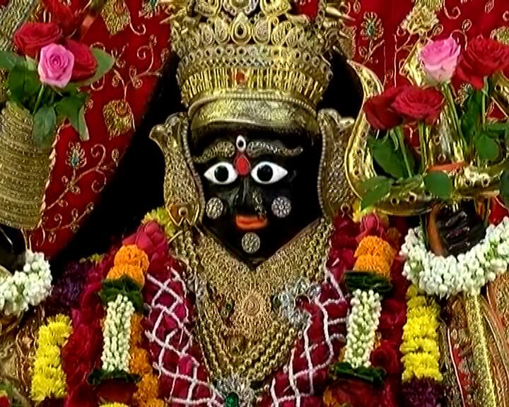 ભદ્રકાળી મંદિરે ભક્તોની ભીડ જામી હતી. મહાકાળીને પવિત્ર શણગાર કરાયો હતો.