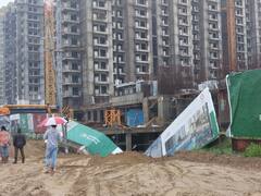 ग्रेटर नोएडा में दिखी हैरान करने वाली तस्वीर, बारिश से 20 फीट नीचे धंसी सड़क