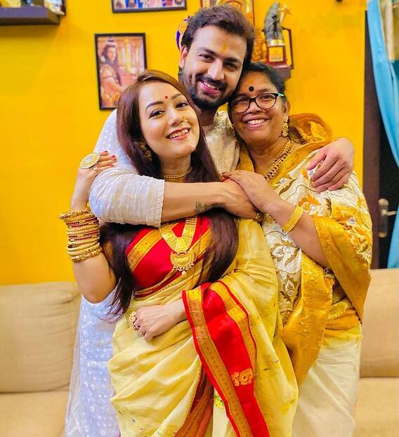 মায়ের সঙ্গে রুদ্রজিৎ-প্রমিতার লক্ষ্মীপুজো