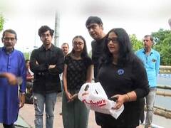 লক্ষ্মীপুজোতেও পথেই ওঁরা, চাকরিপ্রার্থীদের সঙ্গে কথা বলতে ধর্নামঞ্চে সপরিবারে কৌশিক সেন