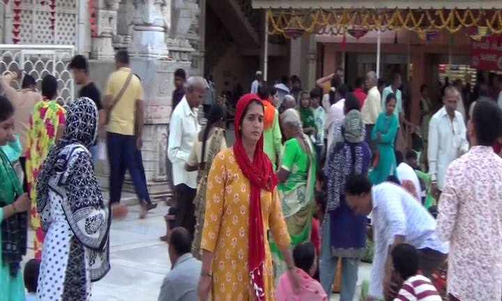 શરદ પૂર્ણિમા પર મંગળા આરતીનો લાભ લેવા ભક્તોની લાંબી કતાર લાગી હતી.