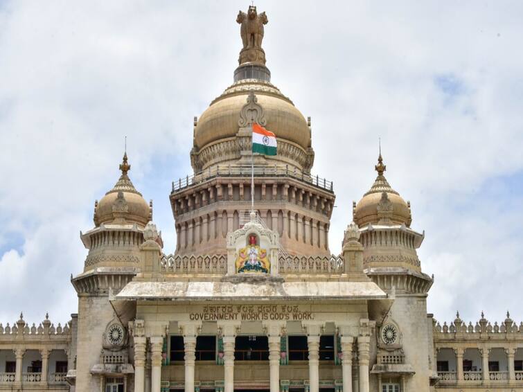 Techie arrested over hoax bomb call to Karnataka chief secretary’s office Bomb Threat : கர்நாடக சட்டசபைக்கு வெடிகுண்டு மிரட்டல் ! மென் பொறியாளர் கைது !