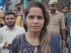 अस्पताल में डॉक्टर कुर्सी से खड़े नहीं हुए तो भड़कीं हरदोई की SDM, वीडियो हुआ वायरल