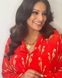 Bipasha Basu Pics: रेड काफ्तान पहने प्रेग्नेंसी में ग्लो करती दिखीं बिपाशा बसु, ड्रेस की कीमत सुनकर रह जाएंगे दंग...