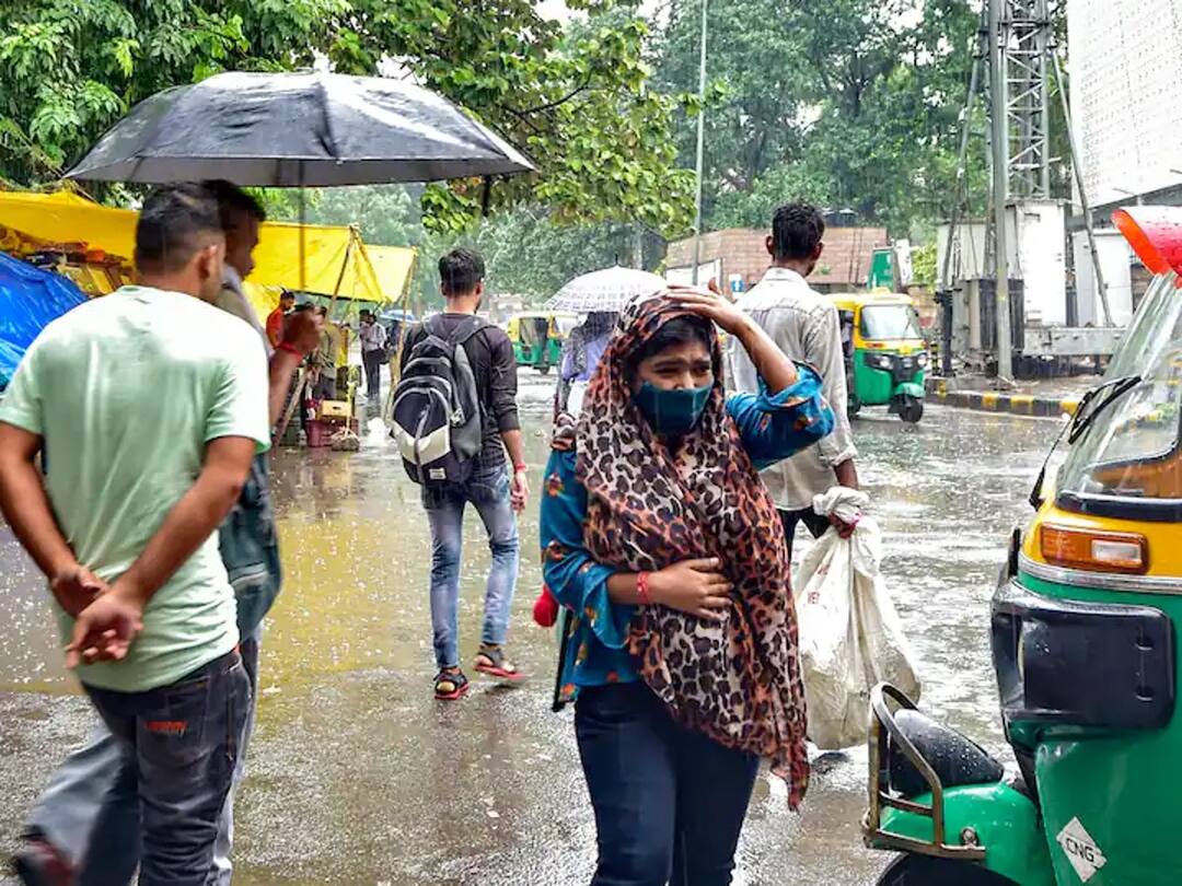 Delhi Heavy Rain: டெல்லியில் வரலாறு காணாத மழை..! ஒரு நாள் மழைக்கே ஸ்தம்பித்த தலைநகரம்..! கடும் அவதியில் மக்கள்