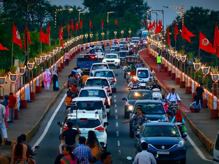 Ahead of PM Narendra Modi visit to Indore and Ujjain 600 poles have been installed ANN Ujjain News: प्रधानमंत्री मोदी के महाकाल लोक के लोकार्पण से पहले उज्जैन मार्ग हुआ रोशन, 50 किलोमीटर रोड पर लगाई गई लाइटें