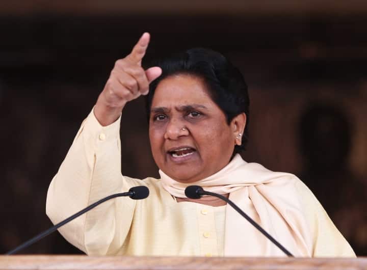 BSP Chief Mayawati message on Samajwadi Party plan for lok Sabha Elections to party worker on kanshi ram parinirvana diwas UP Politics: सपा के दलित कार्ड पर मायावती का संदेश, सत्ता को बताया मास्टर चाबी, अगले चुनाव पर दिया बड़ा बयान