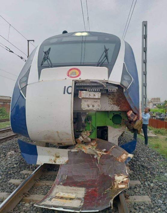 देश की सबसे आधुनिक और तमाम खूबियों से लैस वंदे भारत ट्रेन हादसे का शिकार हुई. ट्रेन भैं, ते के झुंड से टकरा गई जिसके बाद एक्सप्रेस ट्रेन का फ्रंट का हिस्सा टूट गया. हालांकि, रेल कर्मचारियों ने कुछ घंटों में ही इसे ठीक कर दिया.