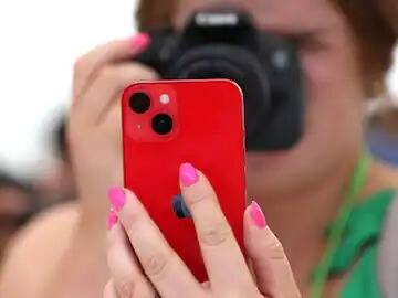 ফোনের সামনের অংশে রয়েছে সেরামিক শিল্ড এবং একটি গ্লাস ব্যাক প্যানেল। এই ফোন একটি IP68 রেটিং প্রাপ্ত ডাস্ট অ্যান্ড ওয়াটার রেজিসট্যান্ট ফিচার।