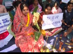 হাতে লক্ষ্মী প্রতিমা, চোখে জল ! চাকরিপ্রার্থীদের আন্দোলনমঞ্চে ফুঁপিয়ে কান্নার শব্দ !