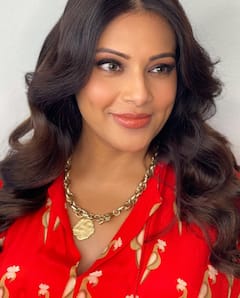 Bipasha Basu Pics: रेड काफ्तान पहने प्रेग्नेंसी में ग्लो करती दिखीं बिपाशा बसु, ड्रेस की कीमत सुनकर रह जाएंगे दंग...
