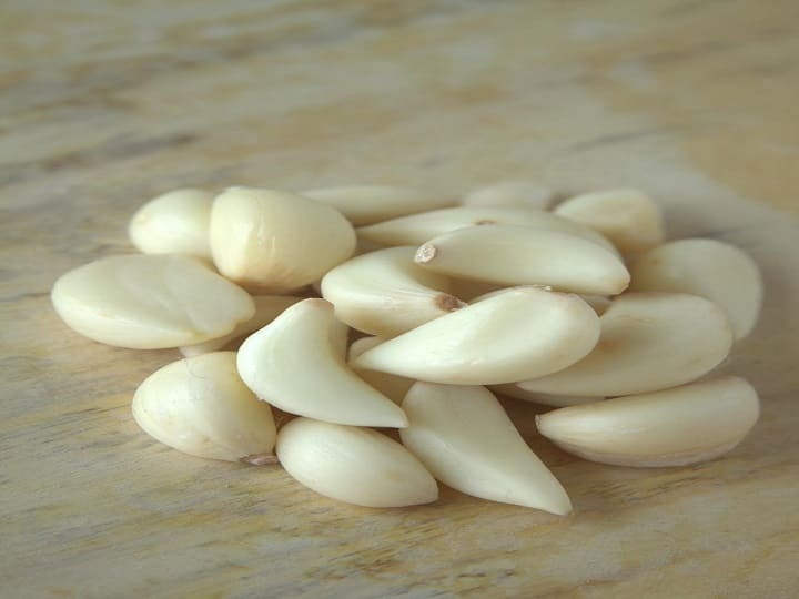 Eating raw garlic with hot water is beneficial for health Garlic : गर्म पानी के साथ लहसुन Health के लिए रामबाण, फायदे जानकर हैरान रह जाएंगे