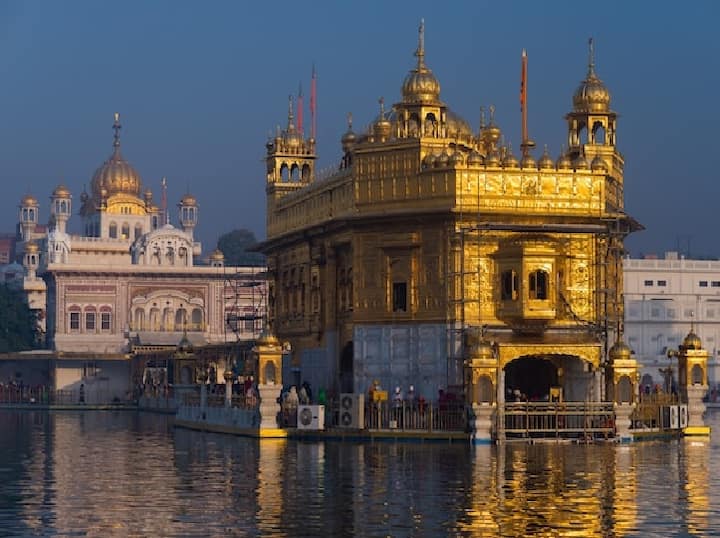 IRCTC Golden Temple Tour: आईआरसीटीसी के इस खास टूर पैकेज में आपको ब्रेकफास्ट और डिनर की सुविधा मिलेगी. साथ ही सैलानियों को रात में रुकने के लिए होटल की सुविधा भी मिलेगी.