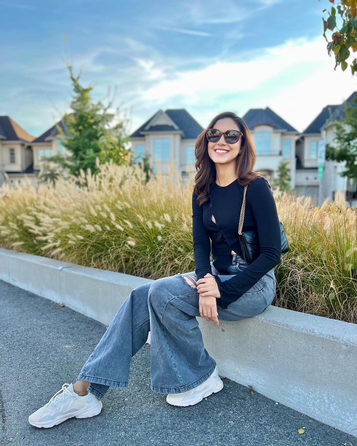 అందమైన లొకేషన్లలో ఫోటోలు దిగి పోస్టు  చేసింది. -Image credit: RituVarma/Instagram