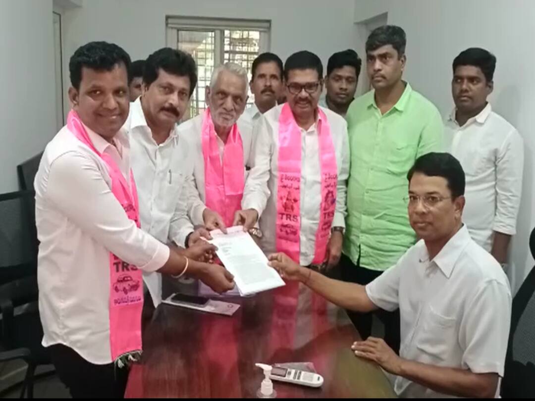 Munugode Bypoll : రాజగోపాల్ రెడ్డిని డిస్ క్వాలిఫై చేయండి, సీఈవోకు టీఆర్ఎస్ ఫిర్యాదు Munugode bypoll TRS complaint to SEC on Komatireddy rajagopal reddy contract join Bjp comments DNN Munugode Bypoll : రాజగోపాల్ రెడ్డిని డిస్ క్వాలిఫై చేయండి, సీఈవోకు టీఆర్ఎస్ ఫిర్యాదు