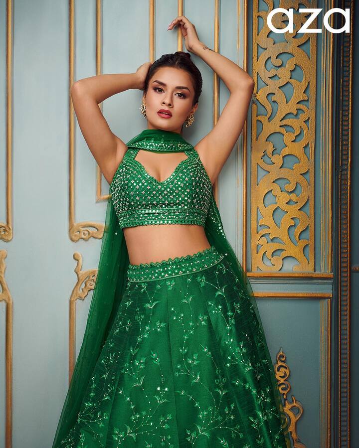 लाईट मेकअपला डार्क रेड लिपस्टिकची जोड (फोटो सौजन्य : Avneet Kaur/इंस्टाग्राम)