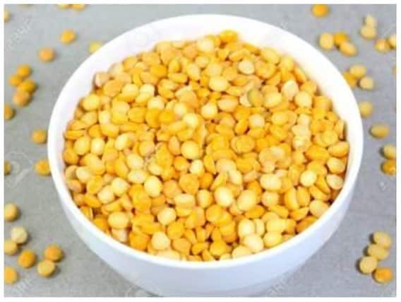 Pulses Cause Acidy : उडदाची डाळसुद्धा शरीरात पचायला वेळ लागतो. त्यामुळे ज्यांची पचनशक्ती कमजोर आहे त्यांनी उडीद डाळ खाऊ नये. यामुळे गॅस होऊ शकतो.