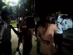 Crime: பாதுகாவலரின் சட்டை காலரைப் பிடித்து இழுத்து தாக்கிய 2 பெண்கள் கைது... மது போதையில் தாக்கியதாக புகார்!