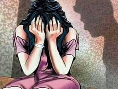 Crime : 11ம் வகுப்பு மாணவியை பாலியல் வன்கொடுமை செய்த சீனியர் மாணவர்கள்..! பள்ளி கழிவறையில் நிகழ்ந்த கொடூரம்..