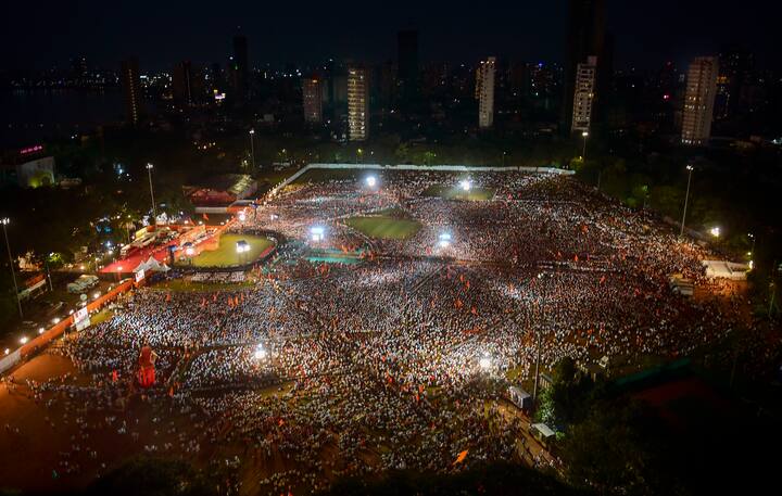 दशहरा के मौके पर मुंबई के शिवाजी पार्क मैदान में बुधवार 5 अक्टूबर को शिवसेना के कार्यकारी अध्यक्ष उद्धव ठाकरे की दशहरा रैली में लोगों का हुजुम देखने को मिला. भारी संख्या में पहुंचे लोगों में इस दौरान खास उत्साह देखने को मिला.