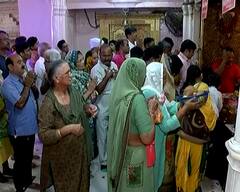 Sharad Purnima 2022: શરદ પૂર્ણિમાએ અમદાવાદના નગરદેવી ભદ્રકાળી મંદિરે ભક્તોએ માતાજીને કમળ અને શ્રીફળ ધરાવી રીઝવ્યા, જુઓ તસવીરો