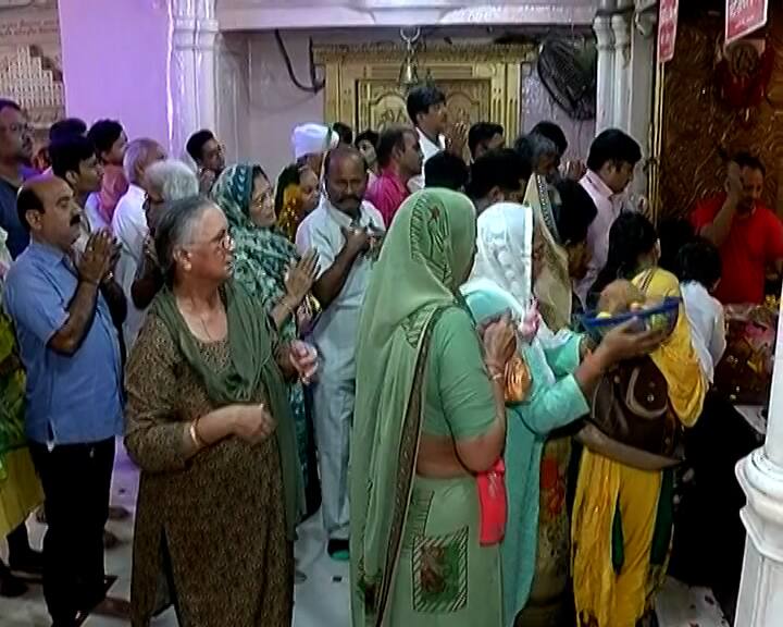 આજે શરદ પૂર્ણિમા છે. ત્યારે અમદાવાદના નગરદેવી ભદ્રકાળી માતાના દર્શન કરવા અનેક ભક્તો અમદાવાદ ઉપરાંત બહારગામથી પહોંચ્યા હતા.