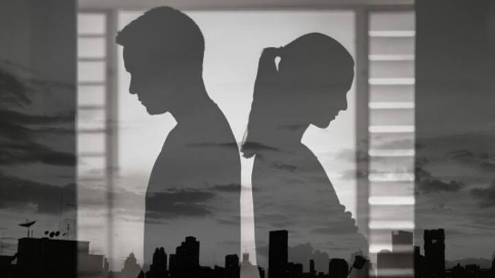 সারাদিনের ঝক্কি সামলে নিশ্চিন্তের ঘুম কে না চান! পাশে ভরসাযোগ্য মানুষকে পেলে, কোনও কথাই থাকে না। কিন্তু পাশের মানুষটি সারাক্ষণ কাছে থাকলেও, একাকীত্ব বোধ হয় মাঝে মধ্যে। খোলা আকাশের নিচেও দমবন্ধ হয়ে আসে।