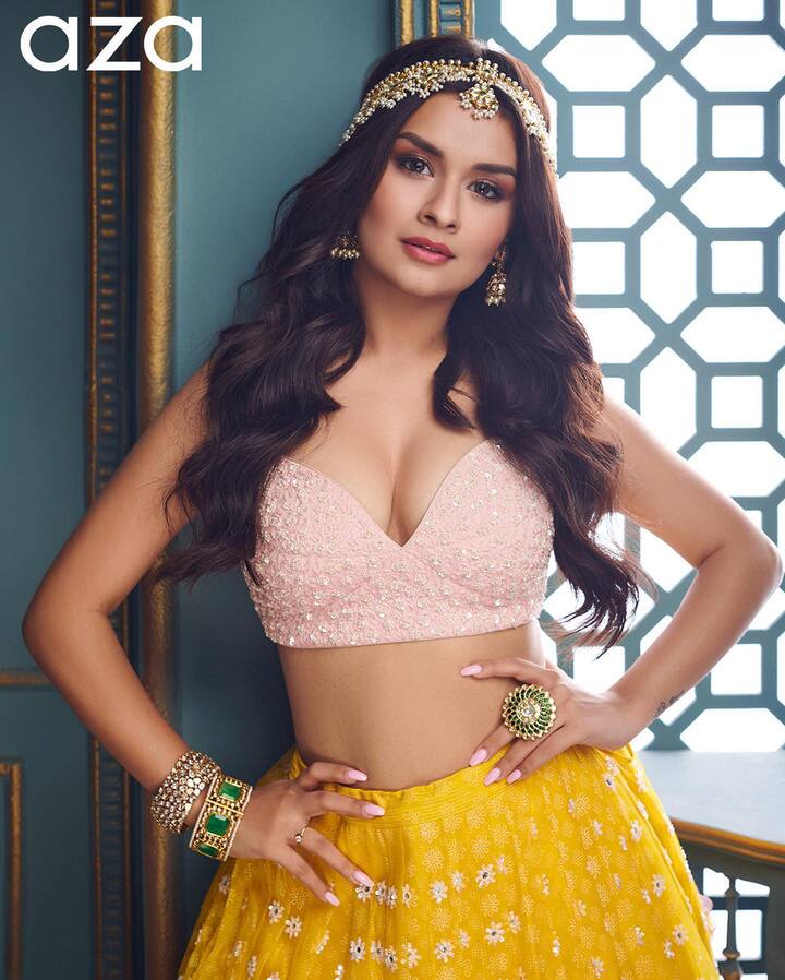 सिंपल चोली, एब्रोडरी वर्क लेहेंगा, हेवी हेड ज्वेलरी, रिंग आणि हेवी बांगड्या (फोटो सौजन्य : Avneet Kaur/इंस्टाग्राम)