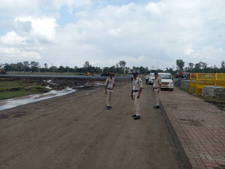 उज्जैन में तीन हेलीपैड पहले से ही मौजूद थे लेकिन प्रधानमंत्री नरेंद्र मोदी 4 हेलीकॉप्टर साथ उज्जैन पहुंचेंगे. इनमें से एक हेलीकॉप्टर प्रधानमंत्री नरेंद्र मोदी का रहेगा. इसके अलावा तीन अन्य हेलीकॉप्टर में सुरक्षाकर्मी के साथ-साथ उनके स्टाफ मौजूद रहेंगे. इसे लेकर एयर फोर्स की टीम की मॉनिटरिंग में विशाल हेलीपैड तैयार किया गया है.