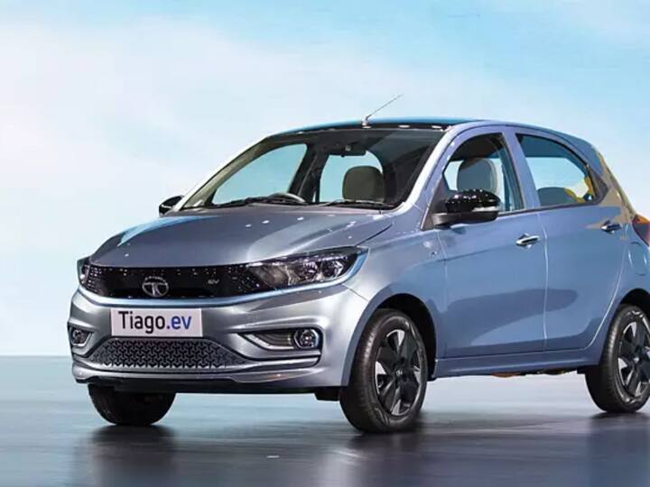 Tiago EV ची एक्स-शोरूम किंमत 8.49 लाख (cheapest electric car) रुपये आहे. तर टॉप-एंड व्हेरिएंटची किंमत 11.79 लाख (Tata Tiago Ev Price) रुपये आहे.