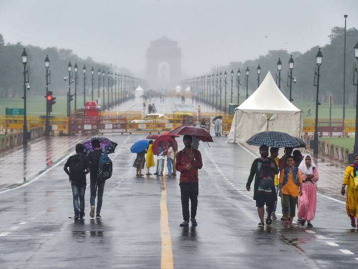 दिल्ली में रविवार को बारिश का 53 सालों का रिकार्ड टूट गया. इस बारिश से दिल्ली के किसानों को भारी नुकसान हुआ है. दिल्लीवासियों को भी वीकेंड में हुई बारिश की वजह से दिक्कतों का सामना करना पड़ा.